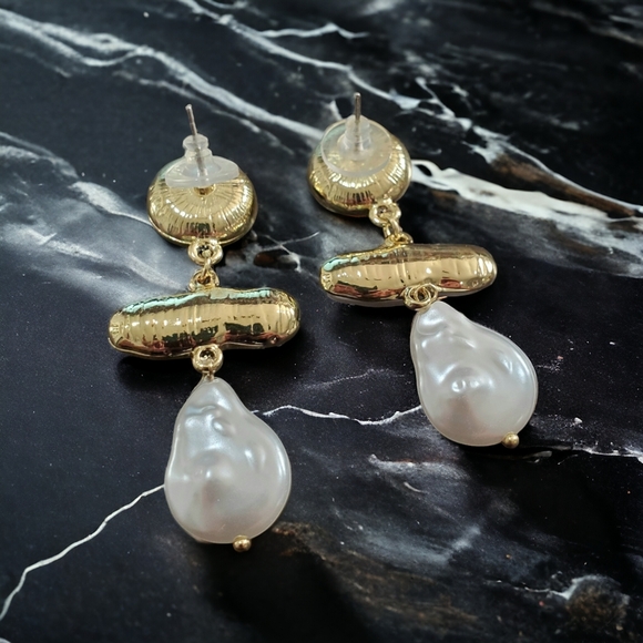 New Trendy Baroque Pearl Dangle Earrings - Picture 3 of 3